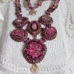 Majestic Crystal Haute-Couture halskjede med cabochons, Swarovski Crystal bicones, glassperler og frøperler av høy kvalitet